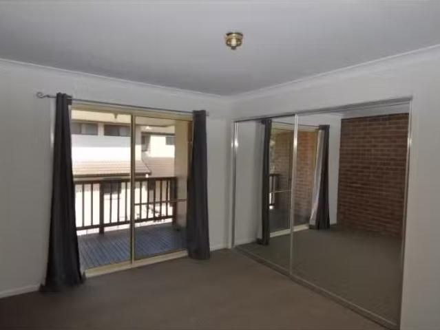 Nice 3 BR 6/41 Donnison Street, West Gosford Townhouse for ren.