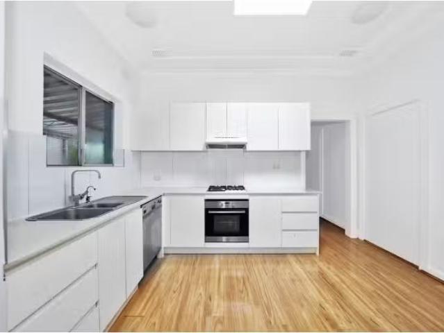 Cozy 3 BR 73 The Crescent, HOMEBUSH House for rent Listed by.