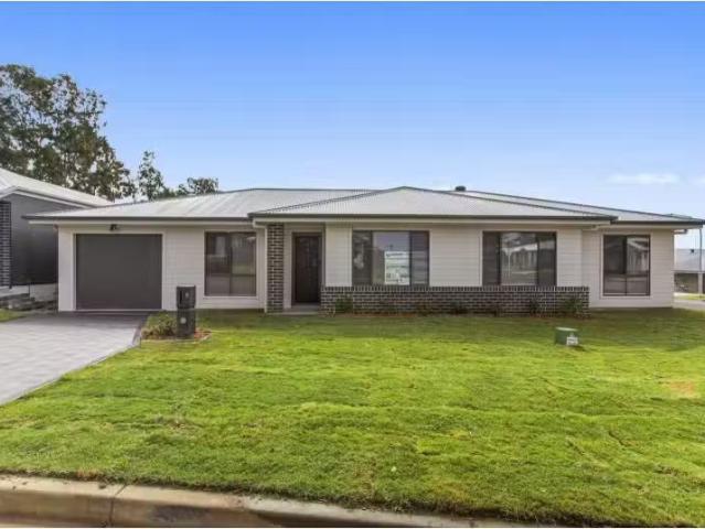 Just in! 3 BR 79 O'Shea Circuit, Cessnock Townhouse for rent.