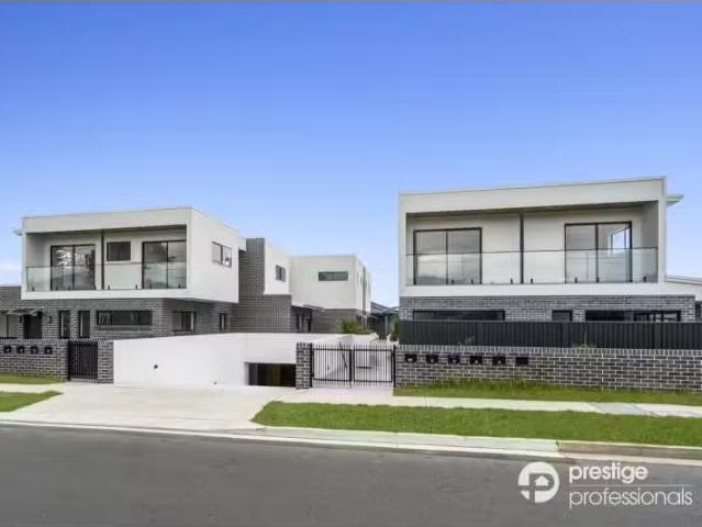 Deal! 3 BR 8/142 144 Nuwarra Road, MOOREBANK Townhouse for ren.