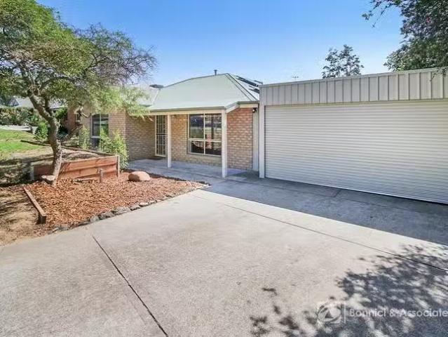 For Rent! 3 BR 8 Flag Place, West Wodonga, VIC 3690