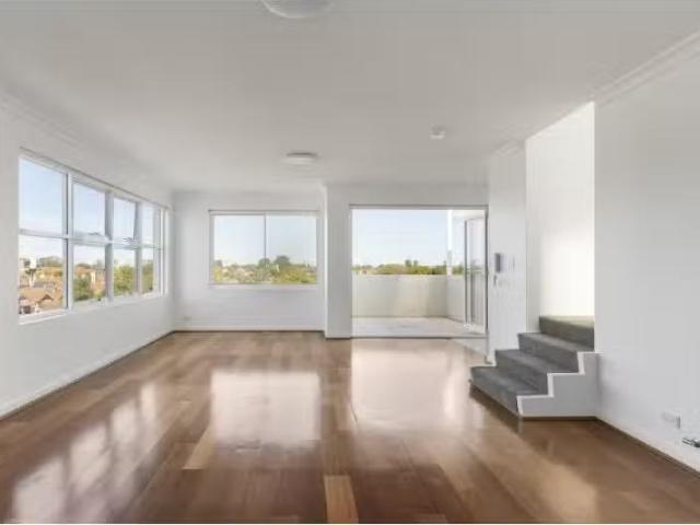 Nice 3 BR 9/428 432 New Canterbury Road, Dulwich Hill Apartmen.