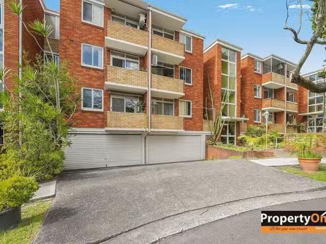 For Rent! 3 BR 9/64 Mascot Drive, Eastlakes, NSW 2018