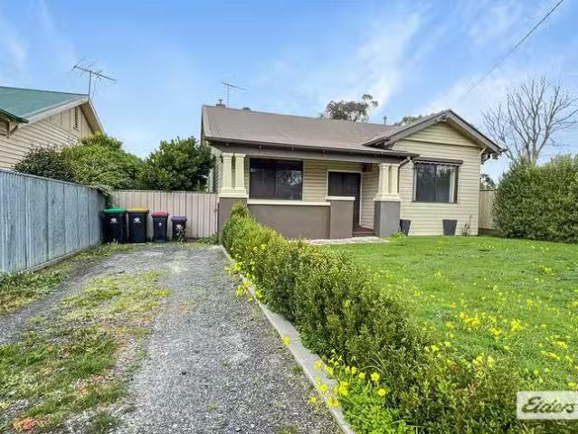 Deal! 3 BR 9 Mcgibbony Street, Ararat, VIC 3377