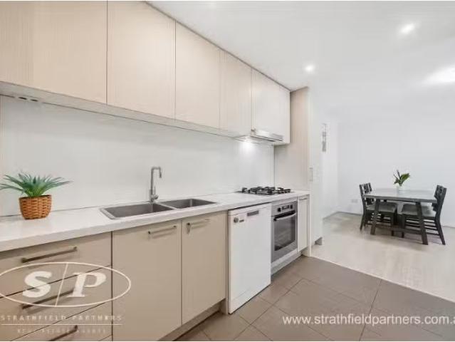Deal! 3 BR E101/81 86 Courallie Avenue, Homebush West Apartmen.