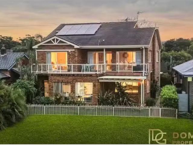 Cheap 3 BR Upstairs/264 Blackwall Road, Woy Woy House for rent.