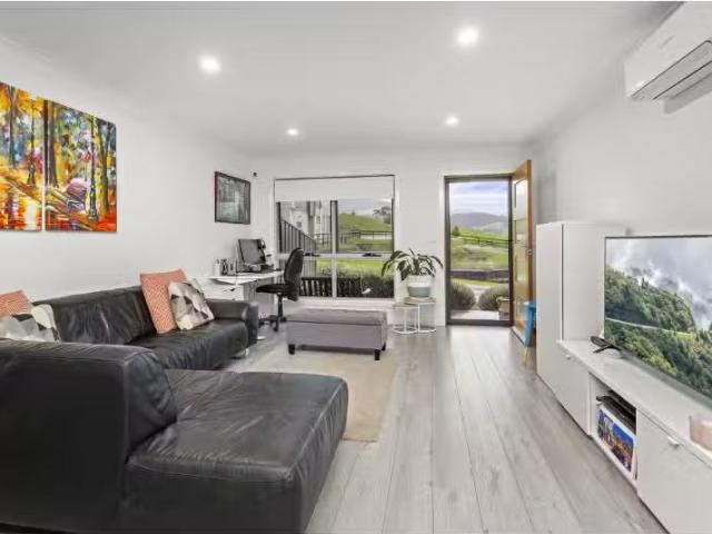 Charming 3 Paul Circuit, TULLIMBAR House for rent Listed by L.