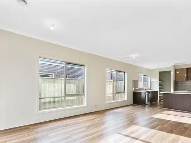 Deal! 3 Romulus Crescent, Cranbourne West VIC 3977