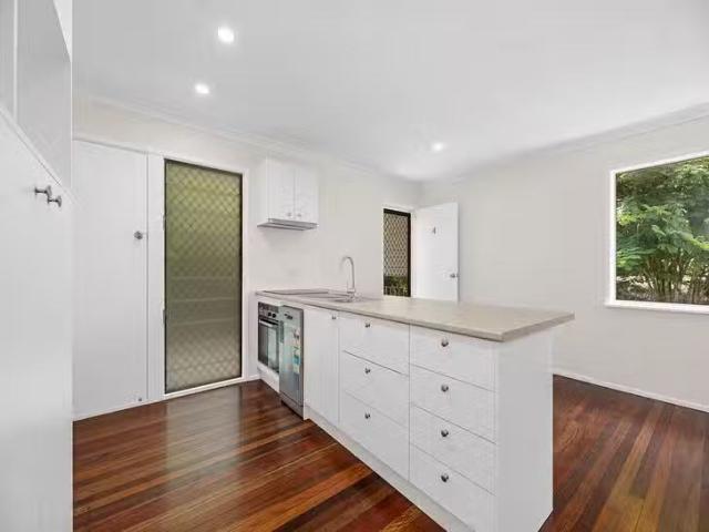 Unique 4/49 Seabreeze Road, Manly West, QLD 4179