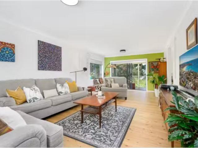 Nice 44 Allenby Park Parade, Allambie Heights House for rent.