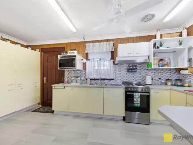 Charming 450 Luxford Road, LETHBRIDGE PARK House for rent Lis.