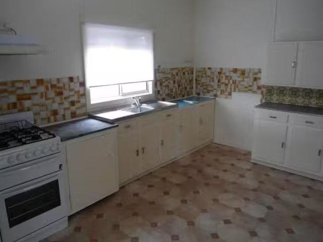 Charming 48 Queen Street, Solomontown, SA 5540