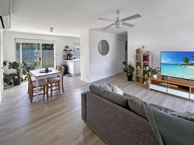 Cheap 4/11 39 Kingaroy Avenue, HELENSVALE Townhouse for rent.
