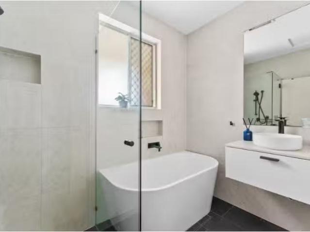 Charming 4/130 Barton Street, Monterey Apartment for rent Lis.