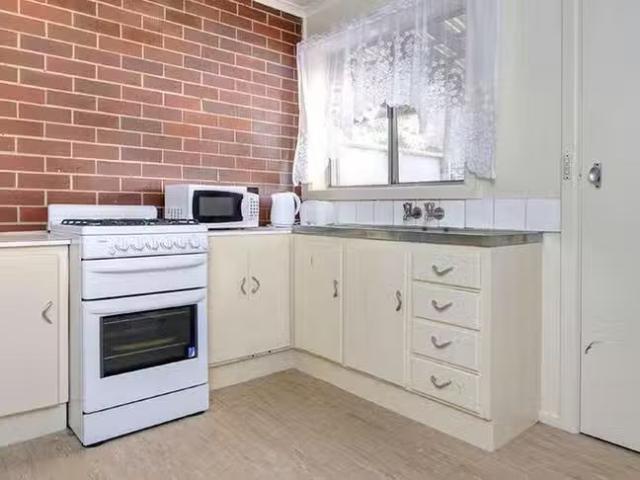 Charming 4/186 Frankston Dandenong Road, Seaford, VIC 3198