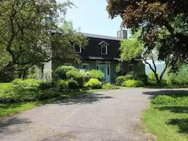 Deal! 41 BR 821 Route 208 O. Hatley Municipalité, QC, J0B 4B.