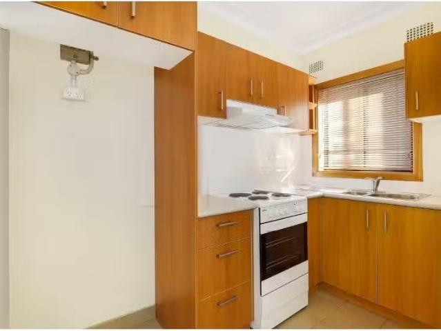 Just in! 4/1 Kelvin Road, Coniston Apartment for rent Listed.