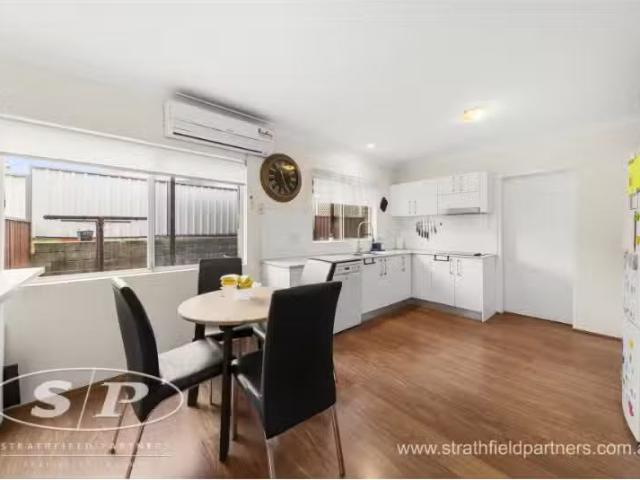 Cheap 4/1 Lusty Place, Moorebank Townhouse for rent Listed by.
