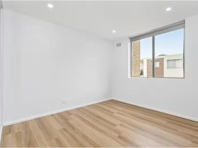 Nice 4/1 9 Oxley Avenue, JANNALI Apartment for rent Listed by.