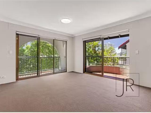 Cozy 4/22 Beach Parade, Surfers Paradise, QLD 4217