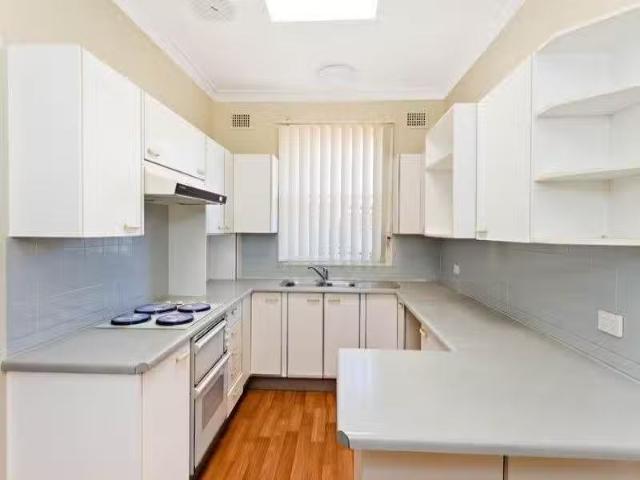 Nice 4/272 The Grand Parade, Ramsgate Beach Apartment for rent.