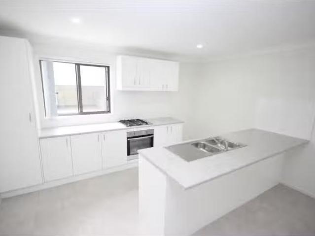 Cheap 42 Skylark Avenue, Thornton Townhouse for rent Listed b.