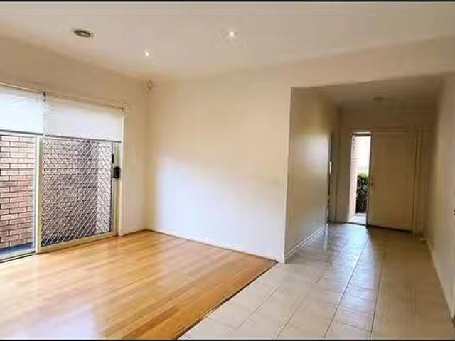 Cozy 4/333 335 Hawthorn Road, Vermont South, VIC 3133