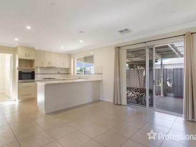 For Rent! 4/3 Bogong Crescent, Tatton, NSW 2650