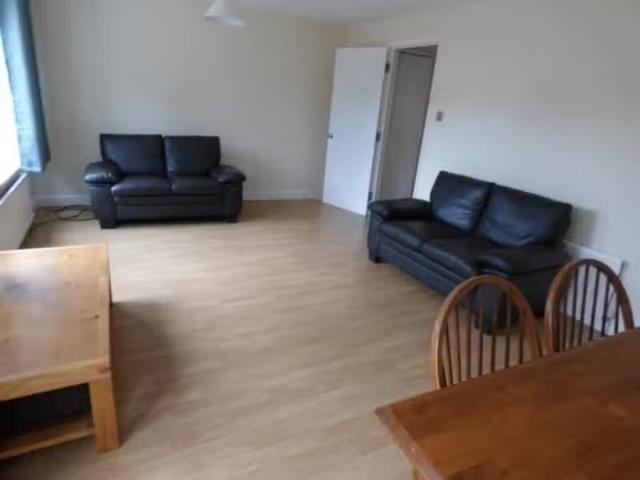 Deal! 4 bedroom terraced house for rent in Broome Grove, Wiven.