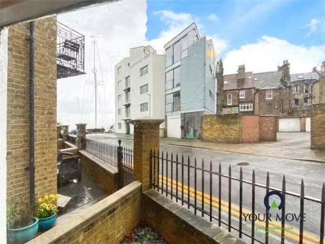 Cozy 4 bedroom terraced house for rent in Liverpool Lawn, Rams.