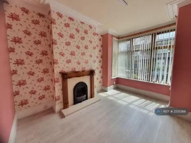 For Rent! 4 bedroom terraced house for rent in Norwood Avenue.