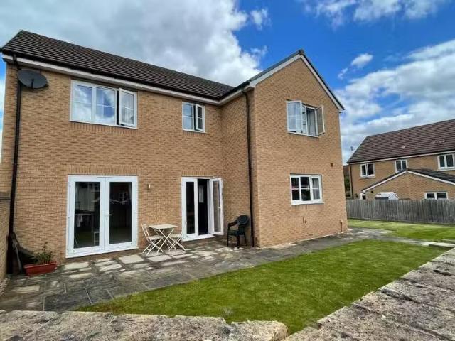 For Rent! 4 bedroom detached house for rent in Toucan Street.