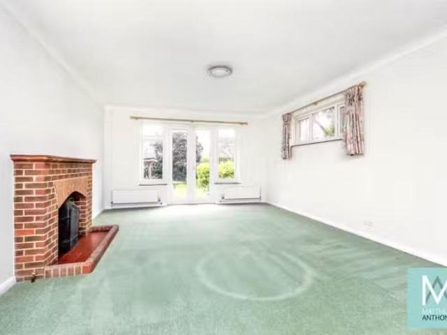 Cheap 4 bedroom detached house for rent in Amberley Drive, Gor.