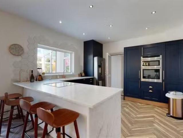 Charming 4 bedroom detached house for rent in Carlton Road Wes.