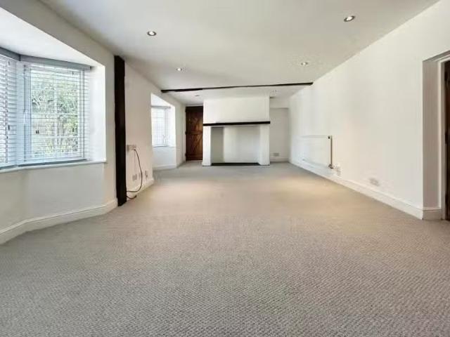 Charming 4 bedroom detached house for rent in Main Road, Bickn.