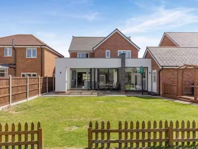 Deal! 4 bedroom detached house for rent in Rhodfa Palin, Buckl.