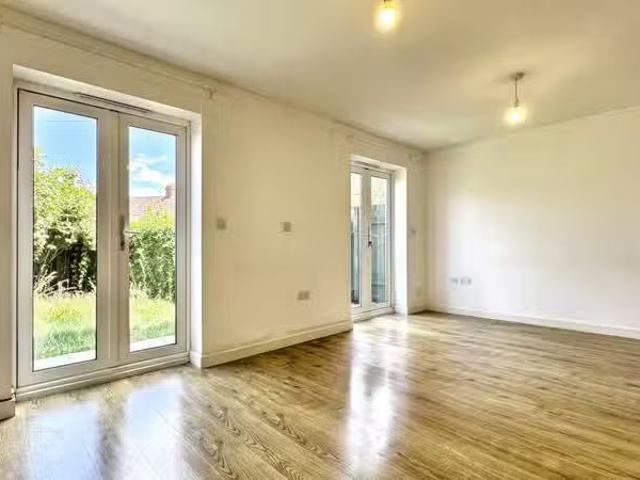 Rental! 4 bedroom house for rent in Ashley Mews, Portview Road.