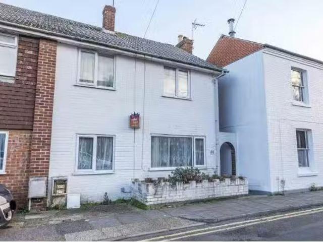 Nice 4 bedroom house for rent in Cossington Road, Canterbury.