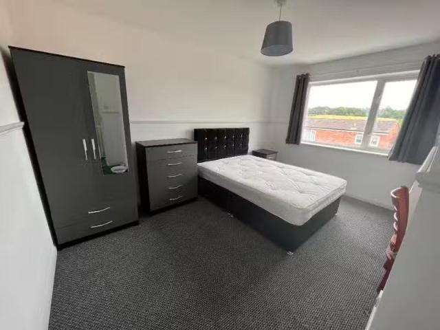 Nice 4 bedroom semi detached house for rent in Holborough Clos.