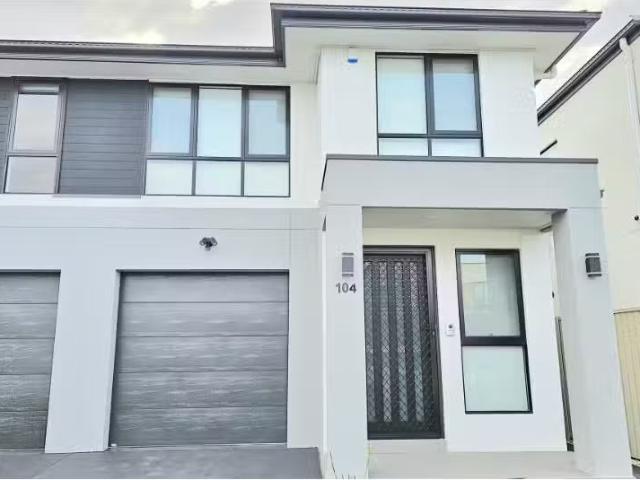 Cozy 4 BR 104 Neptune Circuit, Schofields Townhouse for rent.