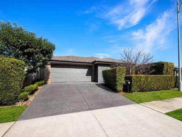 Just in! 4 BR 108 Springs Road, SPRING FARM House for rent Li.