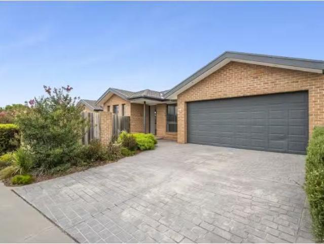 Cozy 4 BR 10/12 Redwater Place, Amaroo Townhouse for rent Lis.