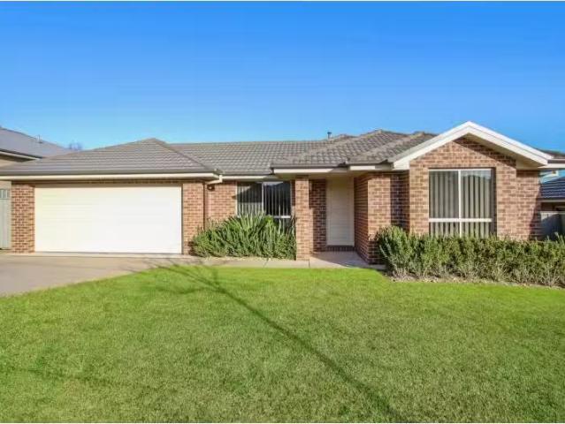 Cheap 4 BR 10 Egret Way, THURGOONA House for rent Listed by S.