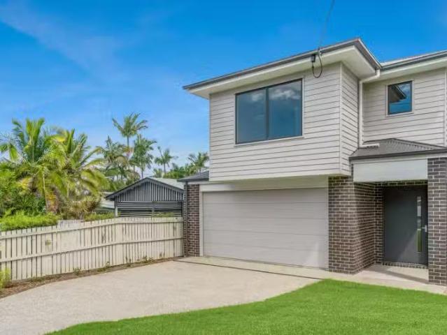 Just in! 4 BR 10 Villiers Street, LOTA, QLD 4179 House for R.
