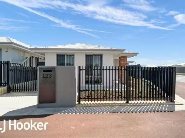Nice 4 BR 123 Impressions Drive, Eglinton, WA 6034