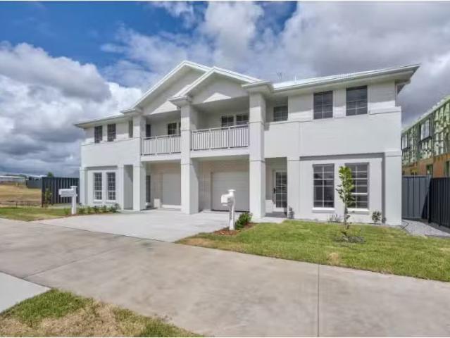 New 4 BR 1/338 Robert Road, Lochinvar Townhouse for rent List.