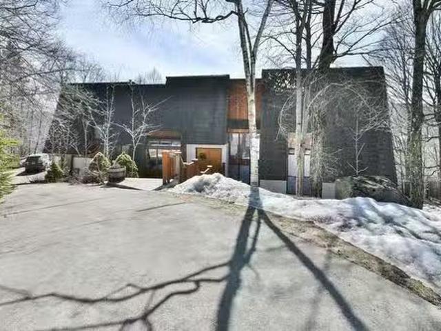 Cozy 4 BR 14 Ch. Du Mont Maribou, Saint Sauveur, QC, J0R 1R7.