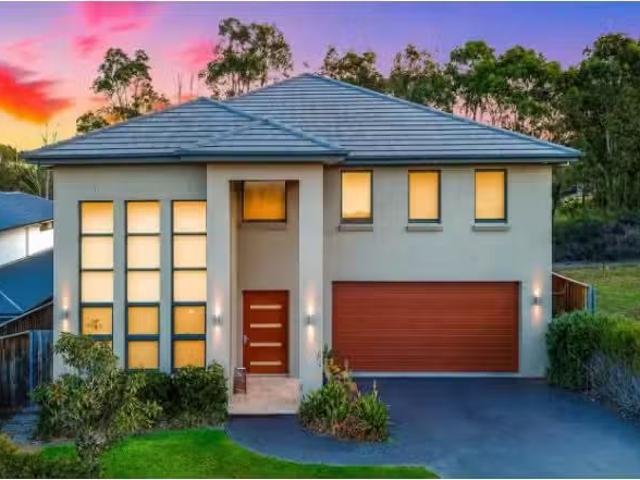 Just in! 4 BR 15 Jarvisfield Place, Macquarie Links House for.