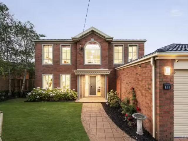 Nice 4 BR 16 Serpentine Street, Mont Albert VIC 3127 House A.