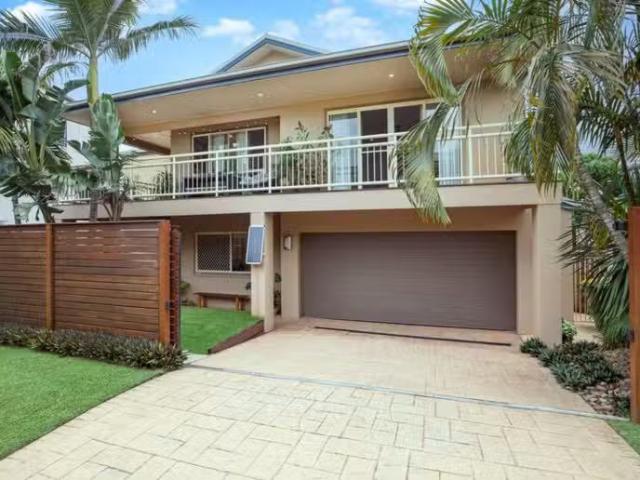 Just in! 4 BR 1/7 Mapleton Circuit, Varsity Lakes, QLD 4227.